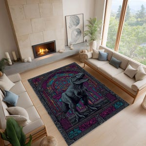 以下が含まれることがあります： ティラノサウルスレックスの詳細なイラストが描かれた、大きな長方形のラグ。紫、青、黒の色を使用したステンドグラスのデザインです。ベージュのソファと暖炉のあるリビングルームに敷かれています。