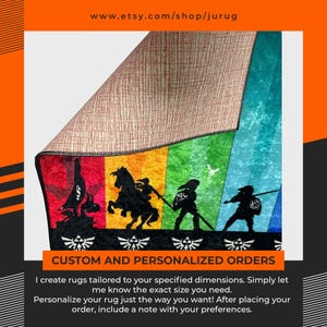 Puede incluir: Una alfombra rectangular con un fondo multicolor de franjas verticales en rojo, amarillo, verde y azul. El dise&ntilde;o muestra siluetas negras de un drag&oacute;n, un caballo y una figura guerrera. Un borde negro en la parte inferior muestra s&iacute;mbolos Triforce blancos.