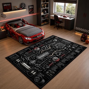 Op de afbeelding: Een rechthoekig vloerkleed met een gedetailleerd zwart-wit technisch diagram van een automotor en chassiscomponenten, inclusief labels voor aandrijflijn, ophanging en wielen, geplaatst op een lichte houten vloer in een slaapkamer.