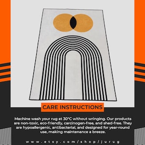 Puede incluir: Una alfombra rectangular con fondo blanco, un patr&oacute;n de arcos negros y dos c&iacute;rculos dorados superpuestos en la parte superior. Debajo aparece el texto CARE INSTRUCTIONS, seguido de instrucciones y una URL.