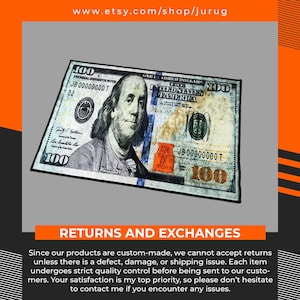 Puede incluir: Una alfombra rectangular con un estampado gr&aacute;fico de un billete de cien d&oacute;lares estadounidenses. El dise&ntilde;o incluye el retrato de Benjamin Franklin, el texto 100, Federal Reserve Note y United States of America en blanco y negro.