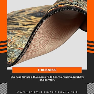 Puede incluir: Una alfombra circular con un patr&oacute;n abstracto multicolor en tonos dorados, negros y azules. La alfombra tiene un borde cosido en negro y una parte inferior de color claro con textura de veta de madera. El texto THICKNESS es visible.