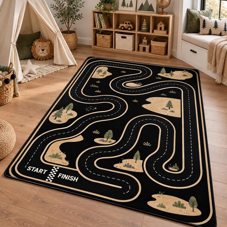 Puede incluir: Una alfombra rectangular negra con un patr&oacute;n de carretera sinuosa, islas de paisaje beige, &aacute;rboles verdes y una l&iacute;nea blanca de START FINISH con un icono de bandera a cuadros impreso en la esquina inferior izquierda.