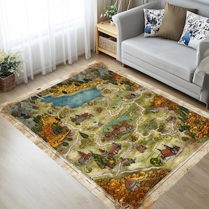Puede incluir: Una alfombra rectangular con un diseño de mapa detallado, que incluye un lago, montañas y edificios. La alfombra tiene un borde beige y una ilustración detallada en verde, marrón y azul. La alfombra está colocada sobre un suelo de madera.