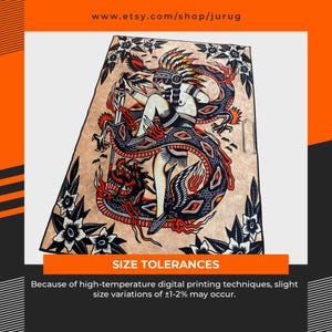 Puede incluir: Una alfombra rectangular con fondo beige y una ilustraci&oacute;n central de una figura con tocado de plumas que sostiene una espada, entrelazada con un gran drag&oacute;n negro y rojo. Las esquinas est&aacute;n decoradas con flores en blanco y negro.