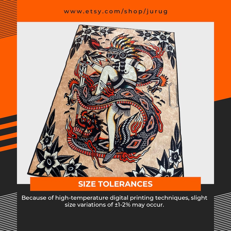 Puede incluir: Una alfombra rectangular con fondo beige y una ilustraci&oacute;n central de una figura con tocado de plumas que sostiene una espada, entrelazada con un gran drag&oacute;n negro y rojo. Las esquinas est&aacute;n decoradas con flores en blanco y negro.