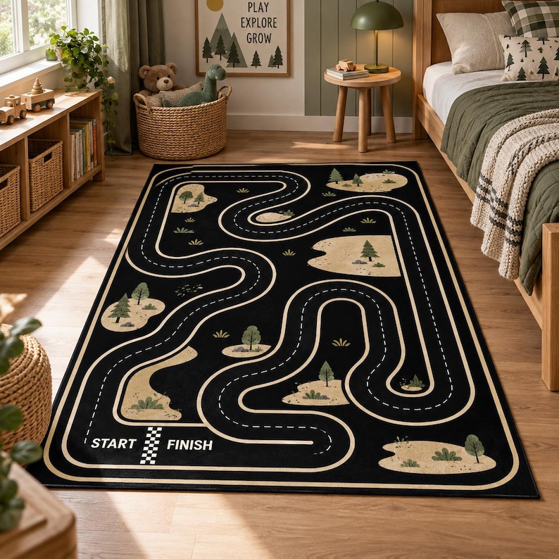Puede incluir: Una alfombra rectangular negra con un patr&oacute;n de carretera blanca sinuosa y una l&iacute;nea de salida y meta a cuadros. El dise&ntilde;o incluye islas de color beige con &aacute;rboles y arbustos verdes dispersos por todo el trazado de la pista.