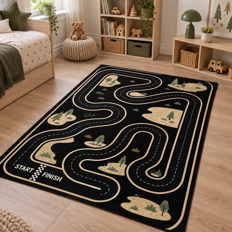 Puede incluir: Una alfombra rectangular con fondo negro y un patr&oacute;n de carretera sinuosa en color beige. El dise&ntilde;o incluye peque&ntilde;os &aacute;rboles verdes, parches de paisaje color arena y una l&iacute;nea de salida y meta a cuadros con el texto START y FINISH.