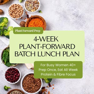 Könnte beinhalten: Ein Bild, das einen pflanzlichen Ernährungsplan bewirbt. Der Text lautet "4-WEEK PLANT-FORWARD BATCH LUNCH PLAN" mit dem Zusatz: "For Busy Women 40+ Prep Once, Eat All Week Protein & Fibre Focus." Das Bild zeigt Schalen mit Nüssen, Bohnen, Linsen und Gemüse, wie Brokkoli.