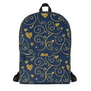 Könnte beinhalten: Marineblauer Rucksack mit einem goldglitzernden Herz- und Wirbelmuster. Der Rucksack hat einen schwarzen oberen Griff, schwarze Schultergurte und eine Vordertasche. Das Design zeigt mehrere goldene Herzen und dekorative Wirbel.