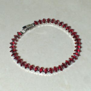 Könnte beinhalten: Ein Set aus drei Keramikbechern mit gesprenkelter, matter Oberfläche. Die Becher sind in Creme-, Hellbraun- und Dunkelbrauntönen gehalten. Jeder Becher hat ein schlichtes, minimalistisches Design und einen abgerundeten Henkel.