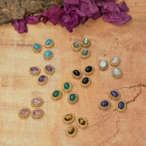 Könnte beinhalten: Rustikales Holzschild mit dem Text "Welcome to our home" in weißer Schrift. Das Schild hat eine Used-Optik und ein schlichtes, einladendes Design, ideal für die Dekoration der Haustür.