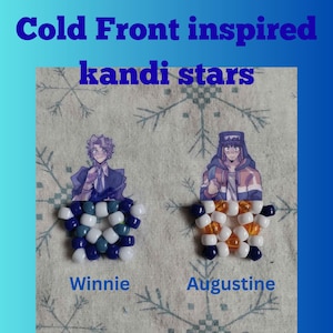 Puede incluir: Dos adornos de estrella kandi, cada uno con una ilustración de personaje. Una estrella es de cuentas azules, blancas y azul marino, la otra de cuentas naranjas, blancas y negras. El texto dice "Cold Front inspired kandi stars", con los nombres "Winnie" y "Augustine".