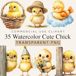 Op de afbeelding: Waterverf clipart met schattige gele kuikens in verschillende poses. Eén kuiken zit in een mand, een ander draagt een hoed en anderen staan bij houten palen. De tekst luidt "35 Watercolor Cute Chick Transparent PNG".
