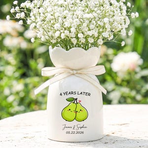 Personalisierte Blumenvase zum 4. Jahrestag, Dekorative Keramikvase, Birnenvase mit individuellem Namen, Geschenk für Paare, Hochzeitsgeschenkvase, 4 Jahre später