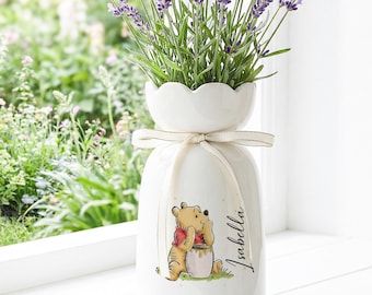 Vaso floreale personalizzato di Winnie the Pooh, vaso decorativo in ceramica, vaso per fiori con nome personalizzato, regalo unico per i fan di Winnie, oggetto da collezione per la casa.