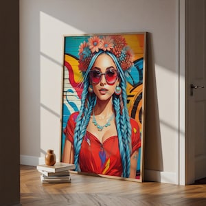 Może przedstawiać: Oprawiony wydruk artystyczny przedstawiający kolorowy portret kobiety z niebieskimi warkoczami, czerwonymi okularami przeciwsłonecznymi, koroną z kwiatów i czerwoną bluzką. Tło zdobią graffiti w żywych kolorach.