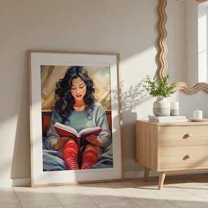Könnte beinhalten: Ein gerahmter Kunstdruck zeigt eine Frau mit dunklem, lockigem Haar, die ein Buch liest. Sie trägt einen hellblauen Pullover und rot-weiß gestreifte Kniestrümpfe. Das Kunstwerk befindet sich in einem Holzrahmen mit neutralem Hintergrund.