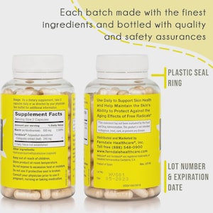 Pu&ograve; includere: Due flaconi trasparenti di integratori riempiti con capsule beige. Ogni flacone ha un'etichetta gialla con testo che include informazioni nutrizionali, istruzioni per l'uso e data di scadenza. I flaconi sono sigillati con un tappo bianco.