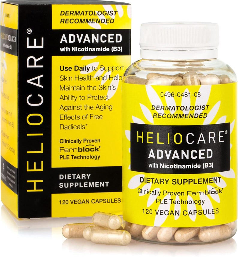 Pu&ograve; includere: Una bottiglia di integratore alimentare Heliocare Advanced con Nicotinamide (B3) e 120 capsule vegane. L'etichetta &egrave; gialla e bianca con la scritta "Raccomandato dai dermatologi". La scatola &egrave; gialla e nera con il logo Heliocare.
