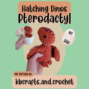 Puede incluir: Un dinosaurio Pterodáctilo tejido a ganchillo de color naranja con detalles morados y un dinosaurio a juego en un huevo tejido a ganchillo blanco. La imagen incluye el texto "Hatching Dinos Pterodactyl" y "No Sew". La parte inferior de la imagen dice "PDF Pattern by: kbcrafts.and.crochet".
