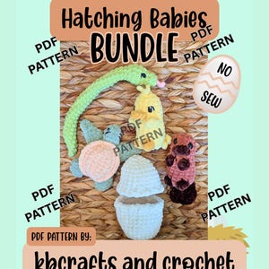 Może przedstawiać: Zestaw do szydełkowania z zielonym wężem, żółtym pisklęciem, żółwiem i brązową wydrą. Obraz zawiera białe jajko z napisem "NO SEW" i szydełkową skorupkę jajka. Widoczne są również napisy "Hatching Babies BUNDLE" i "kbcrafts.and.crochet".