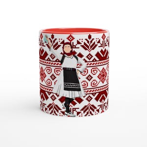 Puede incluir: Taza de cerámica blanca con interior rojo y diseño de arte popular tradicional en rojo y blanco. La taza presenta un gráfico de una persona con vestimenta tradicional. La taza es de tamaño estándar, aproximadamente 325 ml.