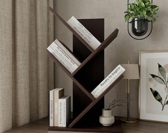 Handgemachtes hölzernes Baum-Bücherregal, das an der Wand befestigt wurde