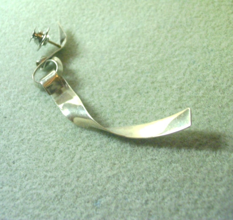 Modern Silver Ribbon Knot Tack Pin