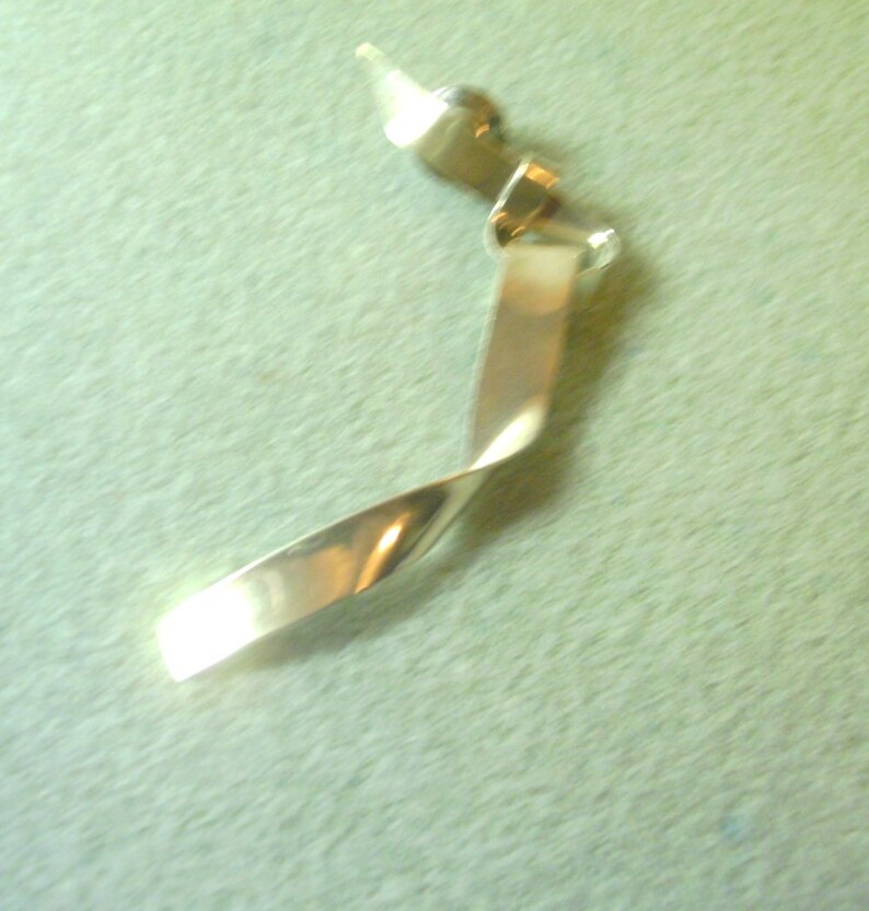 Modern Silver Ribbon Knot Tack Pin