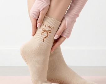 Benutzerdefinierte Initialen Rüschen Pilates Socken, personalisierte gestickte Socke, Frauen Pilates Grip Socken, Bachelorette Geschenke
