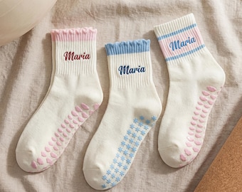 Calcetines antideslizantes para pilates bordados a medida, calcetines personalizados para estudio de yoga, ropa deportiva antideslizante.
