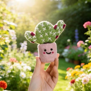 Felt Cactus Decor, Needle Felted Succulent in Pink Pot, Kawaii Desk Plant, Handmade Wool Cactus Figurine, Office Gift, Fake Plant No Water