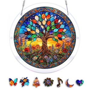 Puede incluir: Arte de ventana de vidriera redonda con un colorido diseño de árbol de la vida. La obra de arte tiene un borde transparente y está suspendida por una cadena. El árbol tiene hojas multicolores, con flores y una puesta de sol en el fondo. Piezas de vidrio decorativas adicionales en la parte inferior.