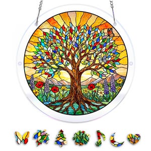 Puede incluir: Vidriera redonda que representa un árbol colorido con mariposas, flores y un paisaje montañoso. El árbol tiene hojas multicolores y un tronco marrón. Incluye formas decorativas de vidrio de mariposas, hojas y notas musicales.