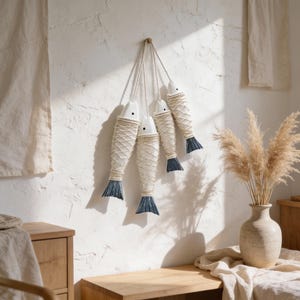 Zestaw 2 niebieskich drewnianych zawieszek ściennych z rybami – marynistyczny wystrój plażowy, śródziemnomorski styl domu i dekoracja ścienna nad morzem