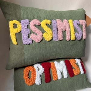 Coussin brodé à l'aiguille | Coussin décoratif personnalisé | 60 x 40 cm | Coussin avec inscription | Accessoire de décoration | Idée cadeau artisanale