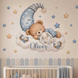 Peut inclure: Un autocollant mural représentant un ours en peluche brun endormi sur un grand nuage blanc avec un croissant de lune bleu portant un bonnet de nuit au-dessus. Le nuage inclut un petit lapin blanc, deux avions jouets et le nom Oliver en bleu.
