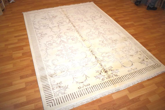 Handwoven Wool Silk Rug – 6.5x9.8 ft, Elegant Floral Carpet