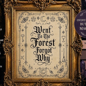 Może przedstawiać: Cyfrowy plakat ścienny do druku w ozdobnej złotej ramie z napisem Went To The Forest Forgot Why, otoczony czarnymi rysunkami liniowymi przedstawiającymi ćmy, gwiazdy, księżyce, klucz, kielich, miotłę oraz świece.