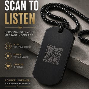 Può includere: Collana con messaggio vocale personalizzato nera con codice QR. La collana ha una catena nera e un ciondolo rettangolare. Il testo sull'immagine recita "Scan to Listen" e "A voice. Forever. Scan. Listen. Remember."