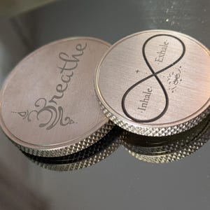 Moneta antistress in ottone, solido antistress con bordo zigrinato da 40 mm o 50 mm