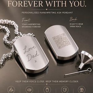 Op de afbeelding: Een zilverkleurige roestvrijstalen dog tag hanger aan een ketting, met de gravure Love Dad x op de voorzijde en een QR-code op de achterzijde. Een kleine metalen trechter en een dunne metalen staaf zijn inbegrepen om de hanger met as te vullen.