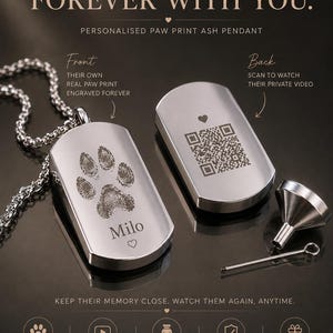 Op de afbeelding: Een zilverkleurige roestvrijstalen hanger aan een ketting, met een gegraveerde pootafdruk en de naam Milo op de voorzijde, en een QR-code op de achterzijde. Inclusief een kleine metalen trechter en een pin om de hanger met as te vullen.