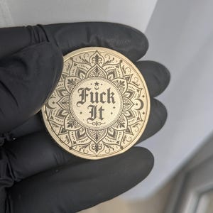 Moneta antistress in ottone massiccio, idea regalo divertente per il compleanno di un amico, regalo antistress per ADHD, autismo, tema linguaggio scurrile per colleghi neurodivergenti