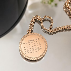 Personligt kalenderhalsband, graverat datumhänge, personlig jubileumspresent, minimalistiskt guldhalsband, speciell datumpresent till henne, bröllop