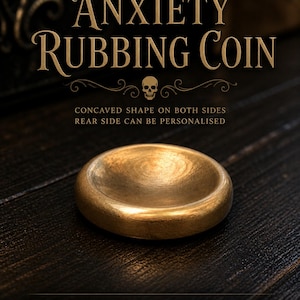 Op de afbeelding: Een ronde, goudkleurige messing wrijfmunt met een glad, concaaf midden op het bovenoppervlak. De tekst ANXIETY RUBBING COIN, CONCAVED SHAPE ON BOTH SIDES REAR SIDE CAN BE PERSONALISED, SOLID BRASS, DOUBLE CONCAVE DESIGN, PERSONALISE THE REAR SIDE is zichtbaar.