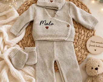 Personalisiertes Baby-Set mit Namensstickerei | Gestricktes Neugeborenen-Outfit | Mütze, Weste, Hose, Schühchen | Geschenkidee zur Babyparty