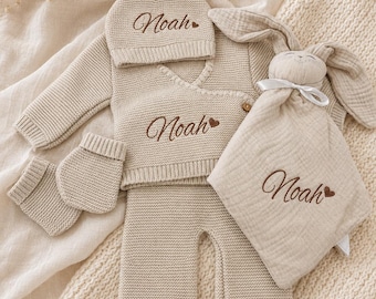 Personalisiertes Baby-Set für Neugeborene | 4-teiliges Strick-Outfit | Namensstickerei | 0–3 Monate | Geschenk zur Geburt