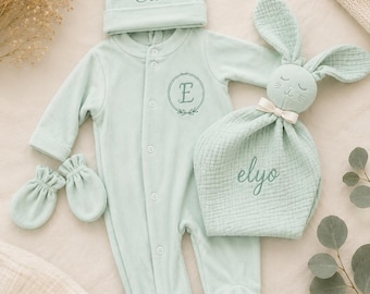 Pijama personalizado para bebé en verde menta | Gorro bordado con nombre | Peluche de conejito personalizado | Regalo para bebé niño